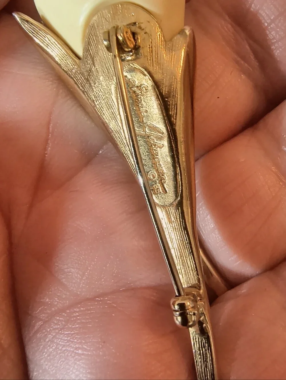 Vintage Ginnie Johansen 1988 Calla Lily Brooch Gold Plated Cream Resin Signed